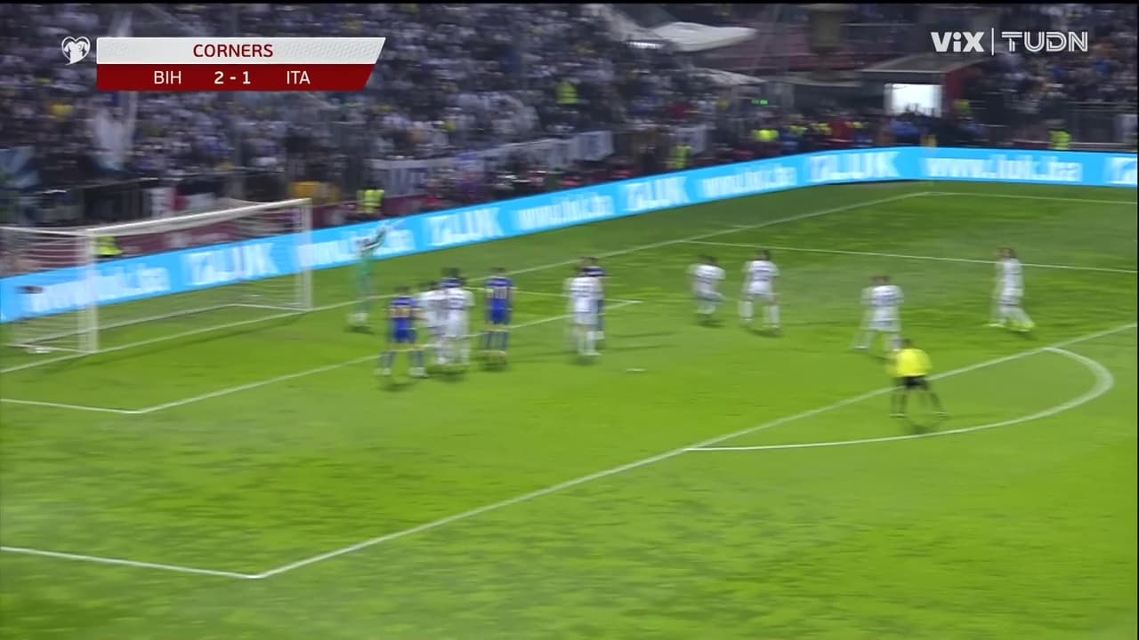 ¡Atajadón de Donnarumma! Tiro potente de Basic que rechaza el arquero italiano