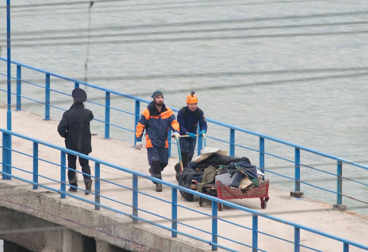 Personal de salvamento trae las pertenencias de las víctimas del Tu-154 que han localizado en aguas del Mar Negro