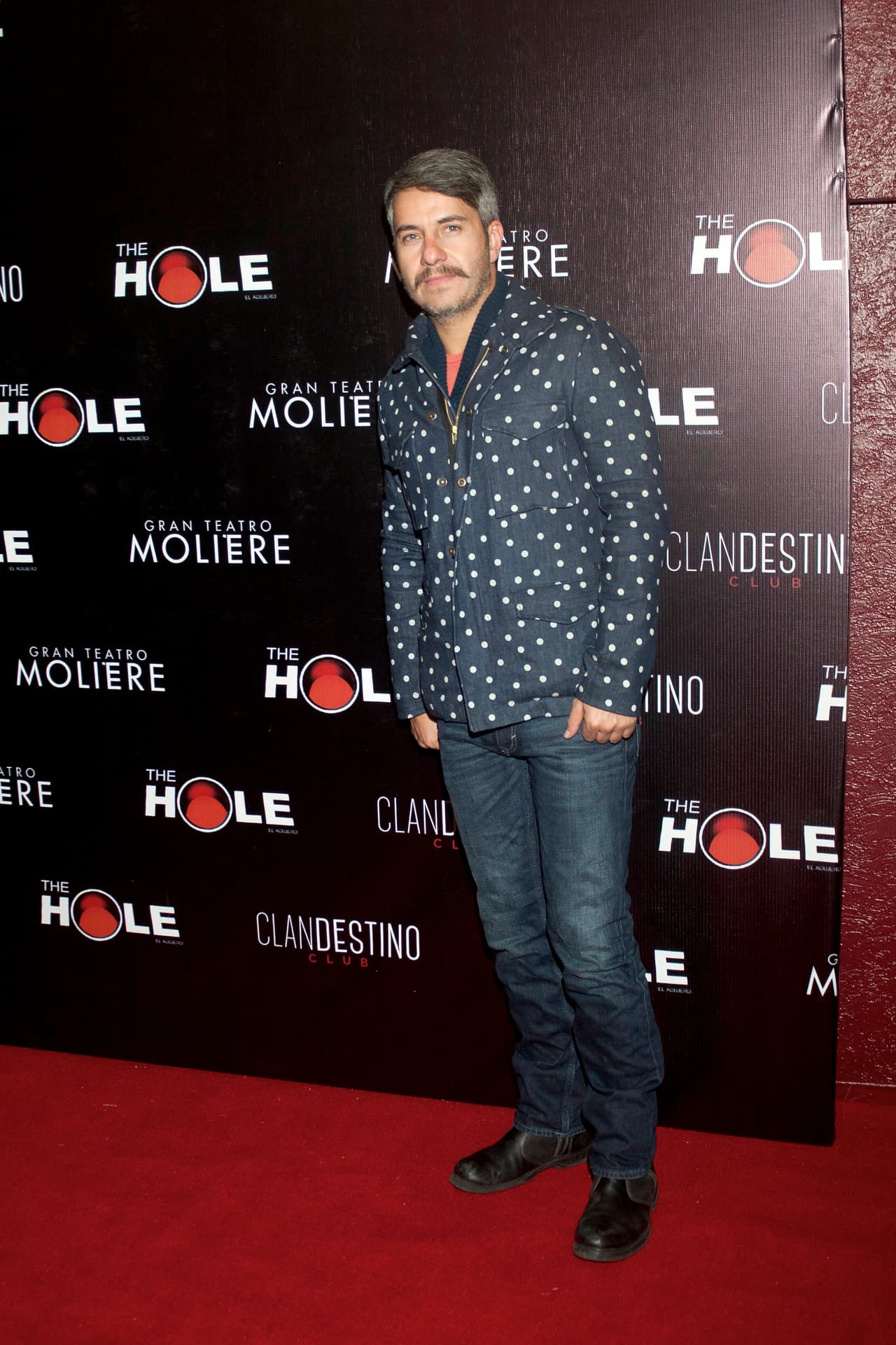 Este actor mexicano tiene una amplia trayectoria en cine, teatro y televisión. Estudió la licenciatura de Economía.