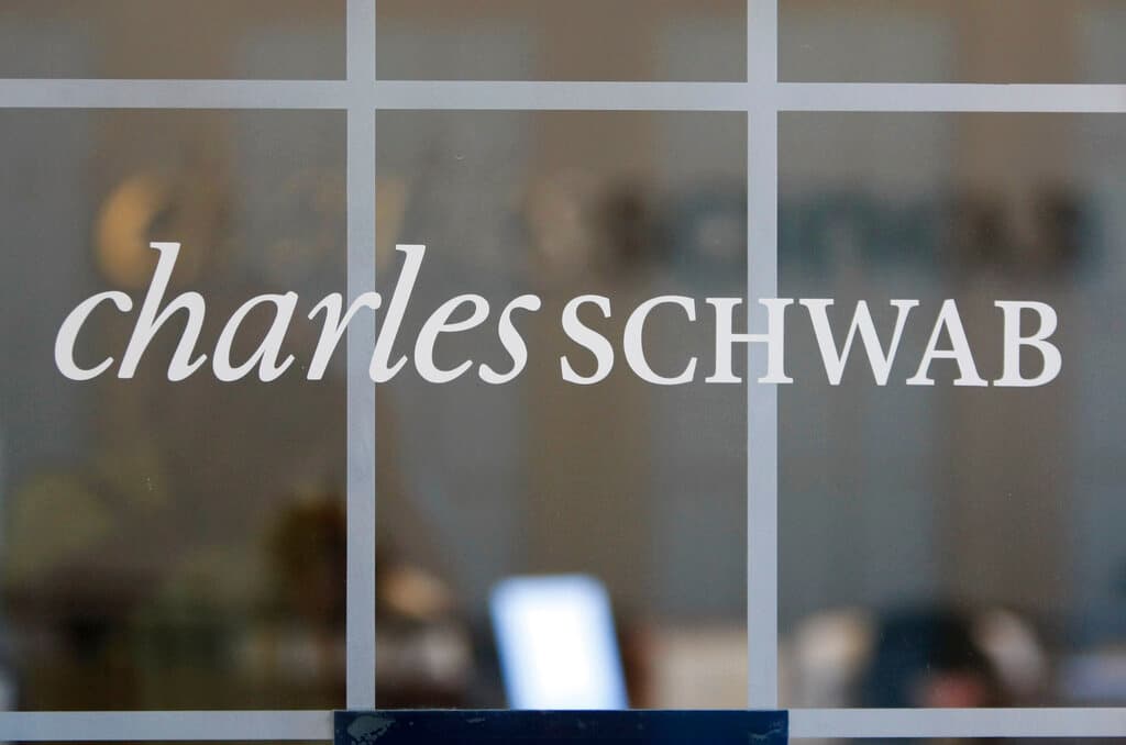 <b>Charles Schwab tiene una fortuna de $10.5 mil millones.</b> Es el fundador y dueño de la empresa que lleva su mismo nombre.