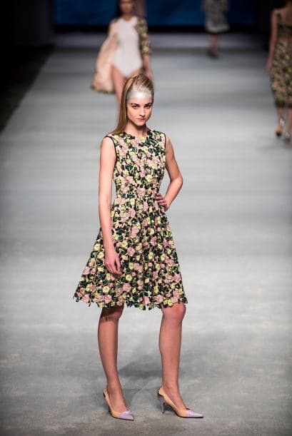 Como es tradición, las flores son infaltables en esta temporada, los tonos delicados sobre colores oscuros lucen muy elegantes.