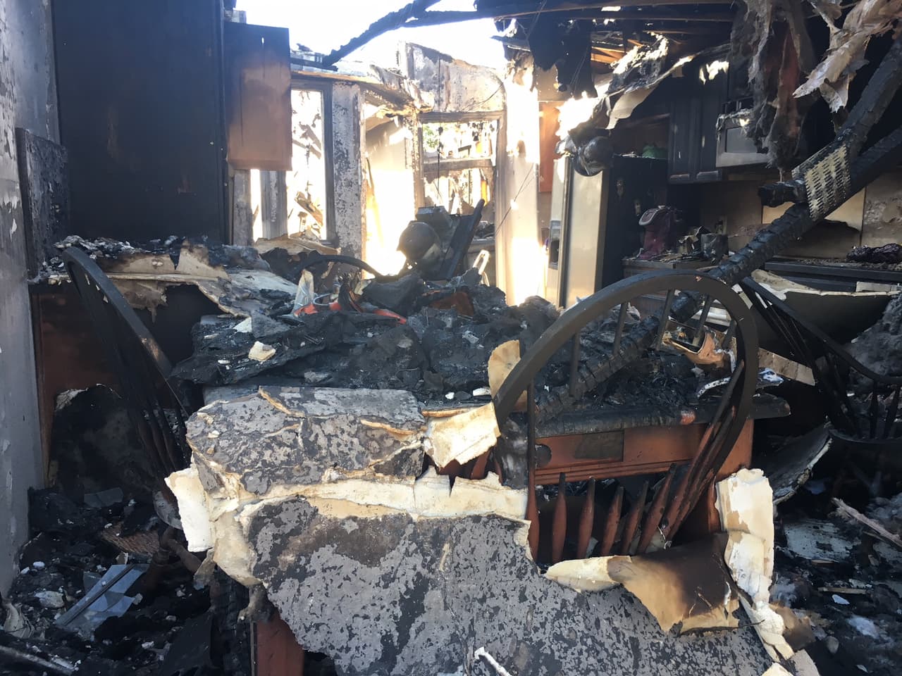 Según las autoridades, el fuego en Sylmar comenzó a las 3:42 am del 5 de diciembre.