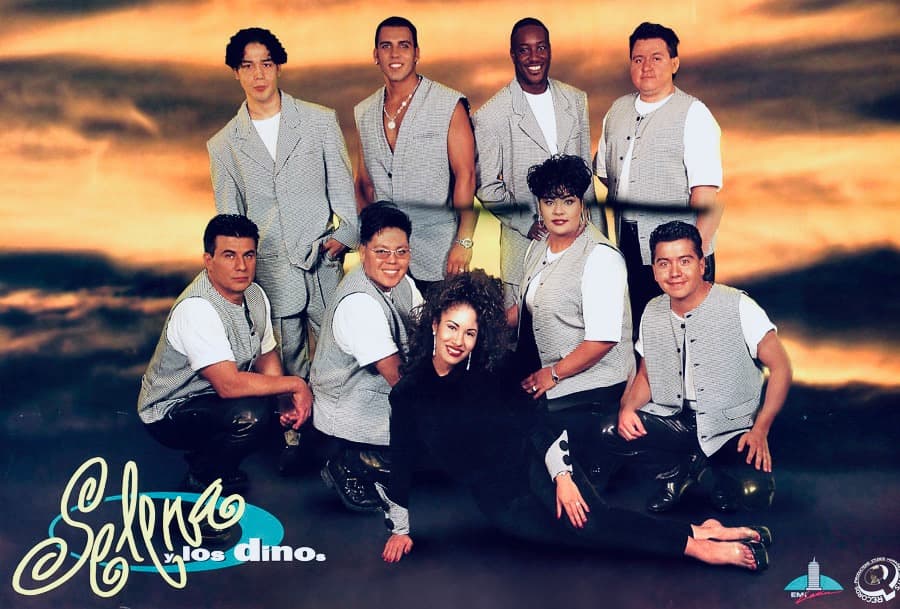 También habló maravillas del guitarrista Roger García y de la baterista y hermana de Selena, Suzette Quintanilla, a quien describió como impresionante.