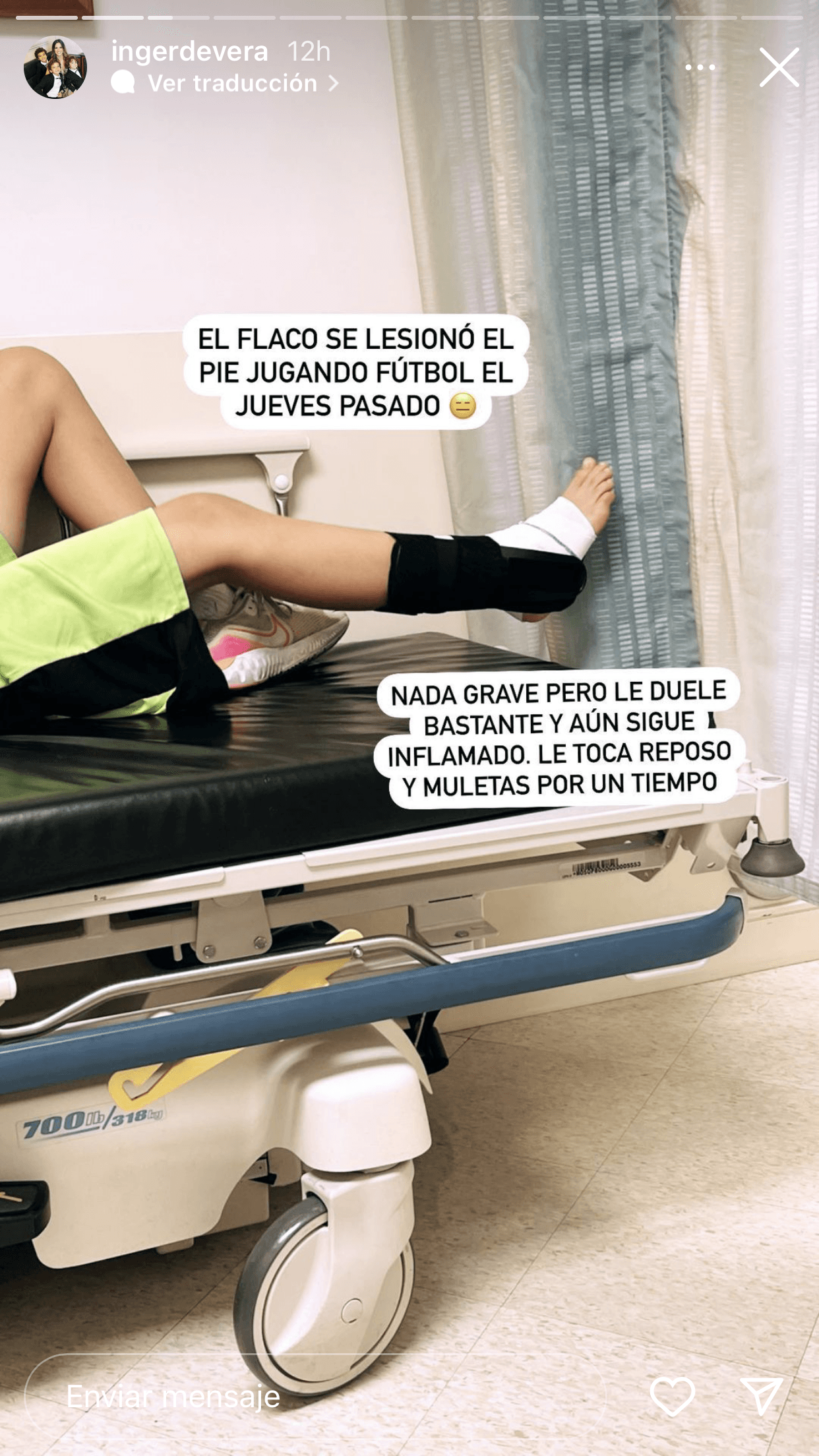 A través de las fotos contó qué fue lo que le pasó: "
<b>Se lesionó en el pie jugando futbol </b>el jueves pasado".
<br>