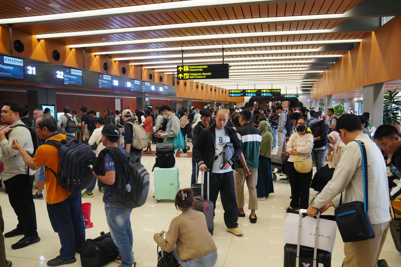 Los viajeros hacen cola para registrarse en el Aeropuerto Internacional Soekarno-Hatta en Tangerang, Indonesia, el domingo 6 de septiembre de 2026.