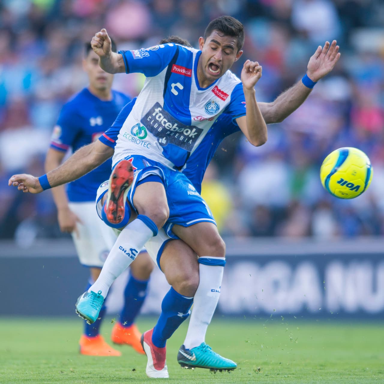 Tras la anotación recibida, Puebla redoblo esfuerzos y se volcó al ataque en busca del empate.