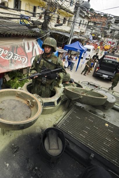 La acción policial con apoyo de blindados militares conquistó la Vila Cruzeiro y produjo la fuga desesperada de aproximadamente 200 narcotraficantes hacia el Alemao.
