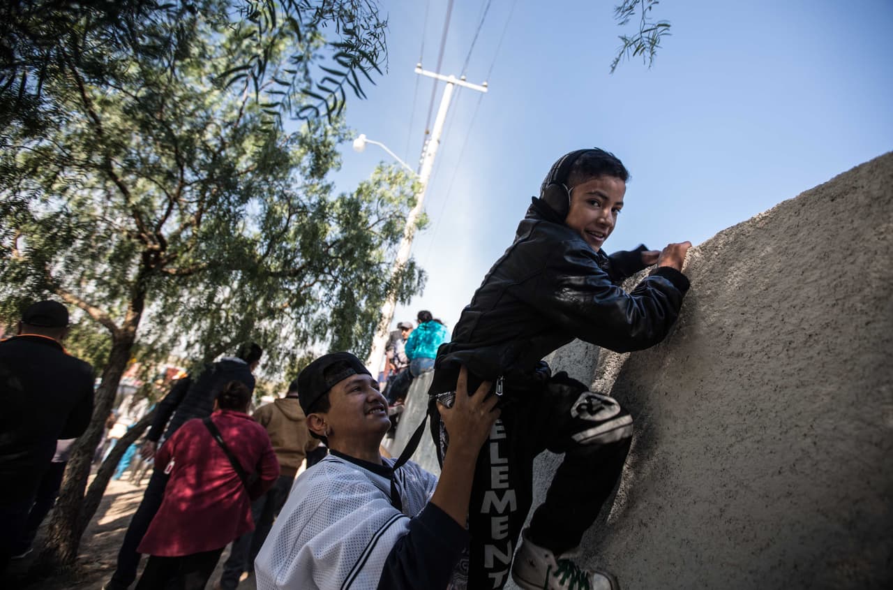 Un niño trepa al muro de la casa de Rubí Ibarra la mañana de sus XV. Todos quieren atisbarla y tomarse una foto con ella. Almudena Toral