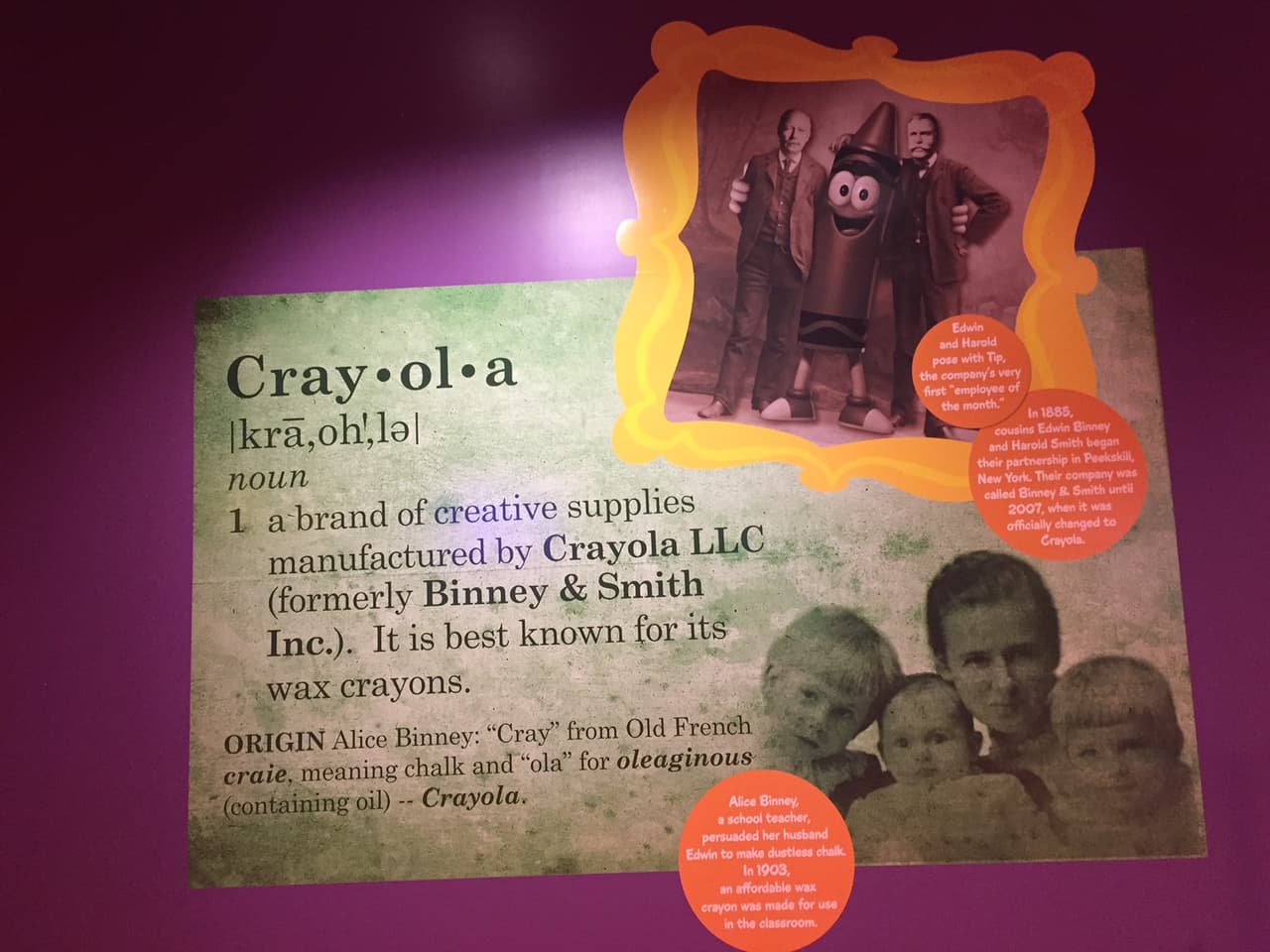El lugar está decorado con informaciones breves sobre los momentos importantes de Crayola, que arrancó con el nombre Binney & Smith Inc.