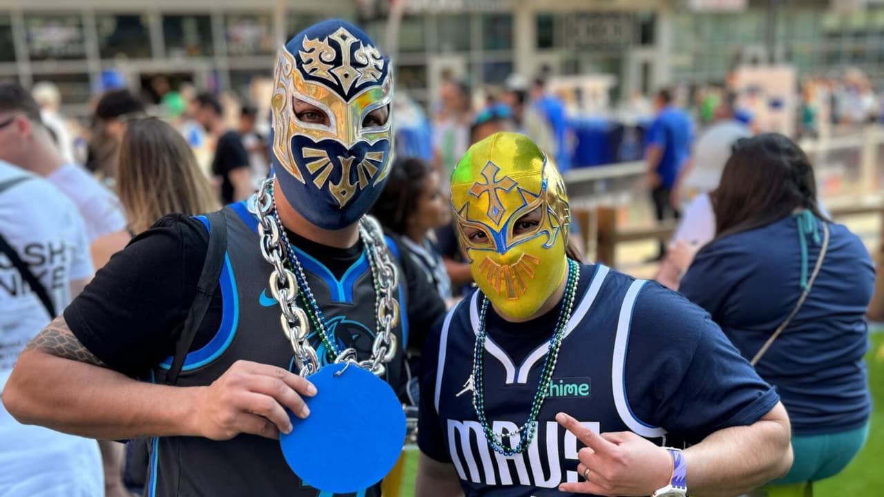 Los
<b>aficionados de los Dallas Mavericks vivieron una tarde para el recuerdo en el American Airlines Center</b>, donde el ambiente vibrante y la emoción alcanzaron su punto máximo en el Festival de los Mavs. Antes del esperado partido contra los 76ers de Filadelfia,
<b> los fanáticos fueron recibidos con un festín para los sentidos</b>.