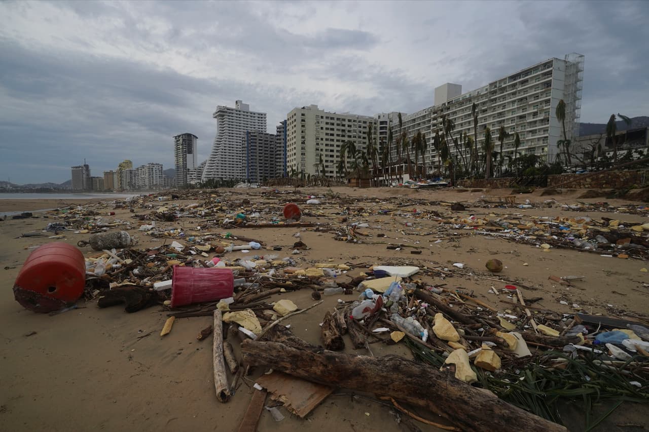 Escombros en la playa de la zona Dorada tras el paso del huracán Otis, categoría 5, arrasara Acapulco, México, el miércoles 25 de octubre de 2023.