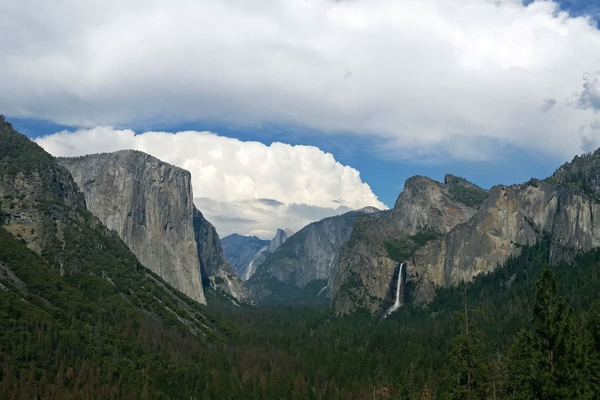 <b>El Parque Nacional de Yosemite</b> es conocido por sus cascadas, pero dentro de sus casi 1,200 millas cuadradas, puedes encontrar valles profundos, antiguas secuoyas gigantes y una vasta área silvestre.