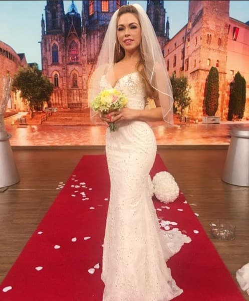 Una novia muy Fit. nuestra querida Claudia Molina luciendo un vestido con mucha pedrería y corte sirena, ideal para una boda nocturna.