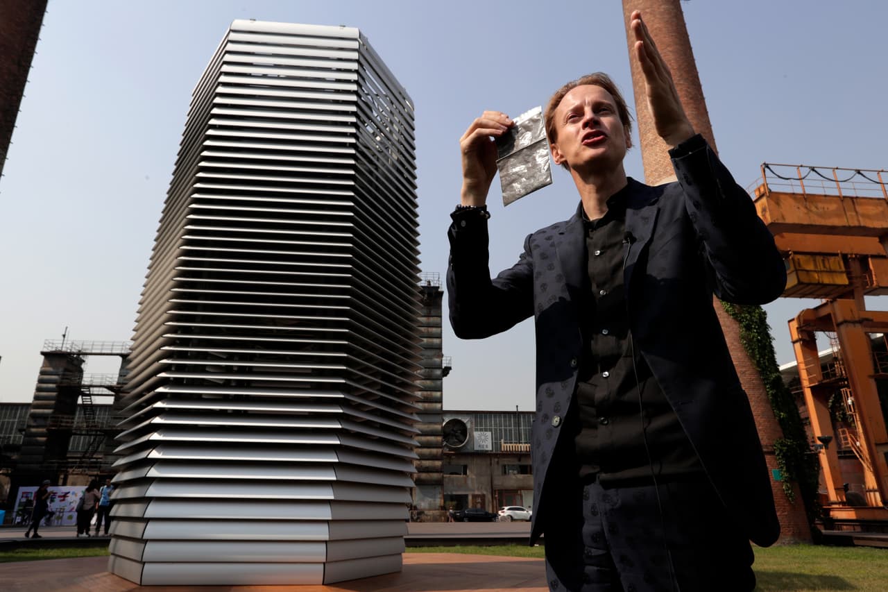 El artista holandés Daan Roosegaarde al lado de su proyecto "Torre Exenta de Contaminación" en Beijing el 29 de septiembre del 2016. (AP Photo/Andy Wong)