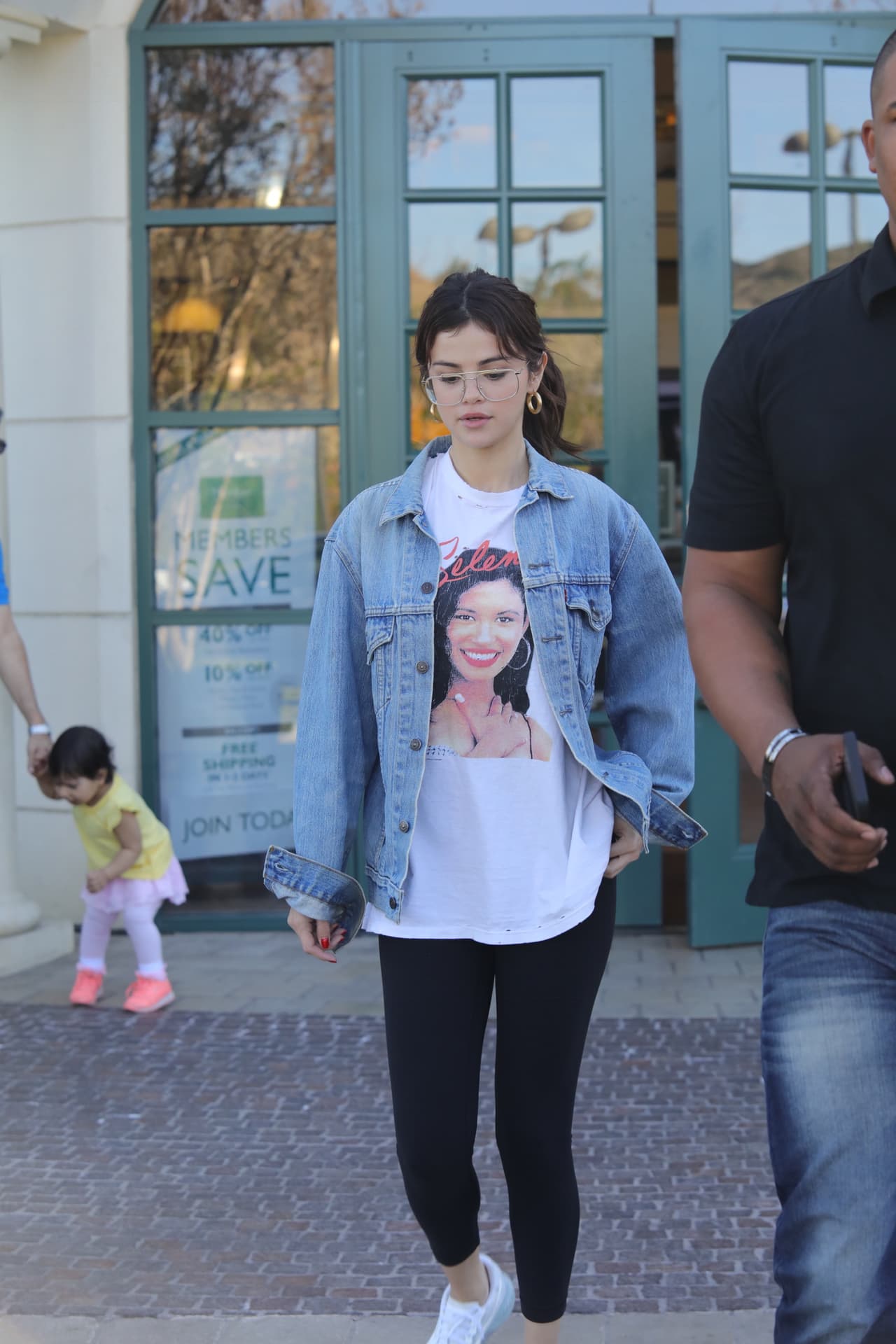 Selena Gómez quien aún no está lista para lanzar un nuevo disco, se sometió en verano a una operación de trasplante de riñón y tuvo que lidiar contra la depresión y ansiedad. 
<br>