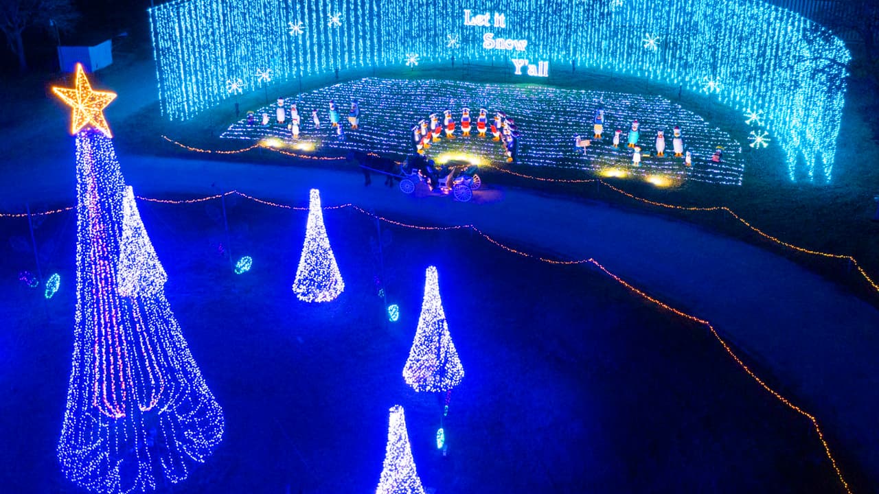 <h2 class="cms-H2-H2"><a href="https://www.univision.com/local/houston-kxln/localisimo/santas-wonderland-college-station-2023-fotos" target="_blank">Santa's Wonderland</a></h2>
<a href="https://www.univision.com/local/houston-kxln/localisimo/santas-wonderland-college-station-2023-fotos" target="_blank"> </a>
<br>
<br>🗓️ Noviembre 10 - Diciembre 30
<br>🕒 4 - 11 pm
<br>📍
<b> </b>18898 Texas 6 Frontage Road, en College Station
<br>🎟️ 
<b> </b>$44.95 niños | $49.95 Adultos | Precios cuando se compran en internet.
<br>🅿️ $19.95, $29.95, $49.95 | Gratis en un mall cercano.
<br> 
<br>
<b>Detalles precios de estacionamiento:</b>
<br>
<br>
<b>Gratis: </b>Se puede estacionar en el lado sur del centro comercial Post Oak Mall y desde allí hay un servicio de transporte gratuito todas las noches hacia y desde Santa's Wonderland. 
<br>
<b>Lotes de paga en la entrada de Santa's Wonderland:</b>
<br>Lote Rudolph: $29.95
<br>Lote Blitzen: $19.95
<br>Lote Prancer: $49.95 (para vehículos grandes)