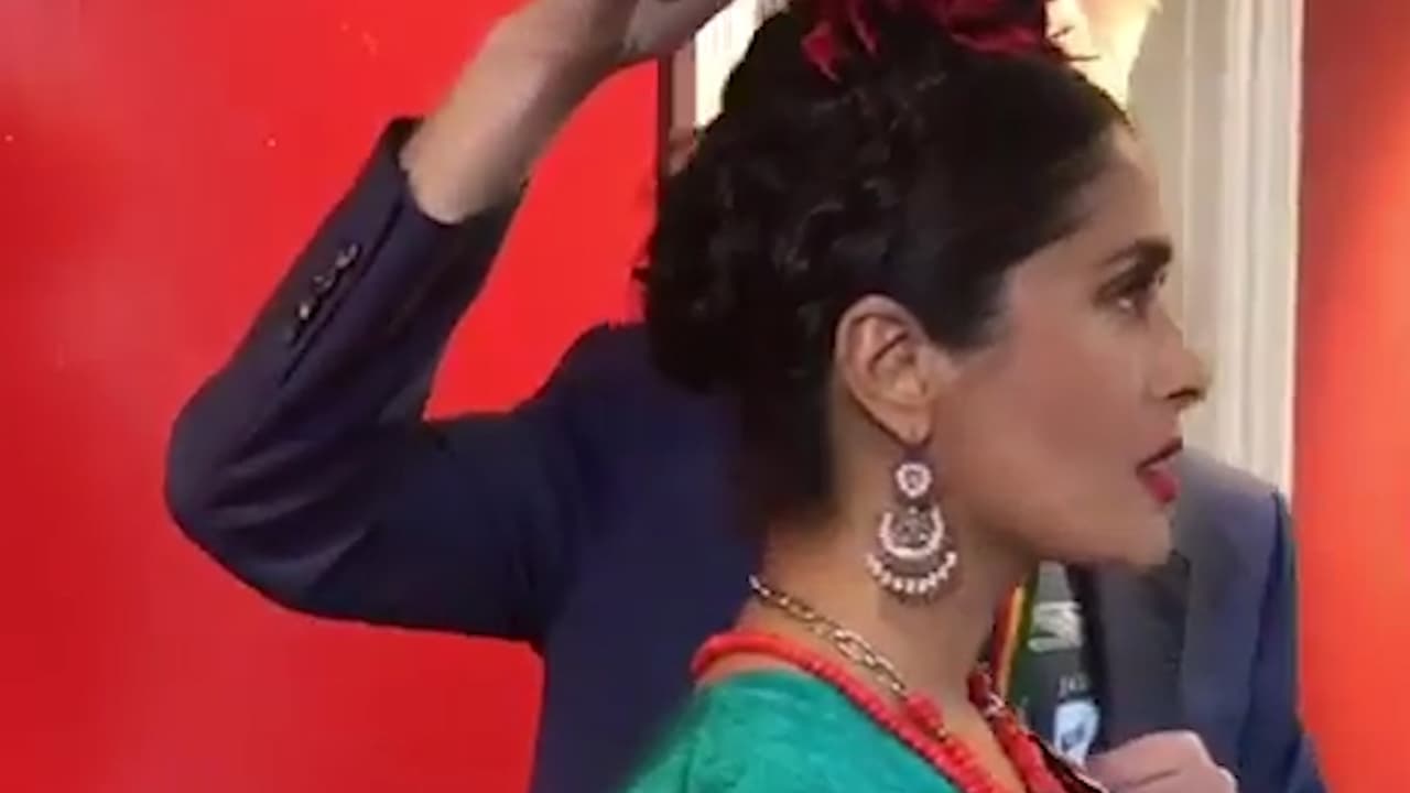 Para esta ocasión Salma utilizó un tocado de rosas rojas, creación del famosos diseñador Philip Treacy.
<br>