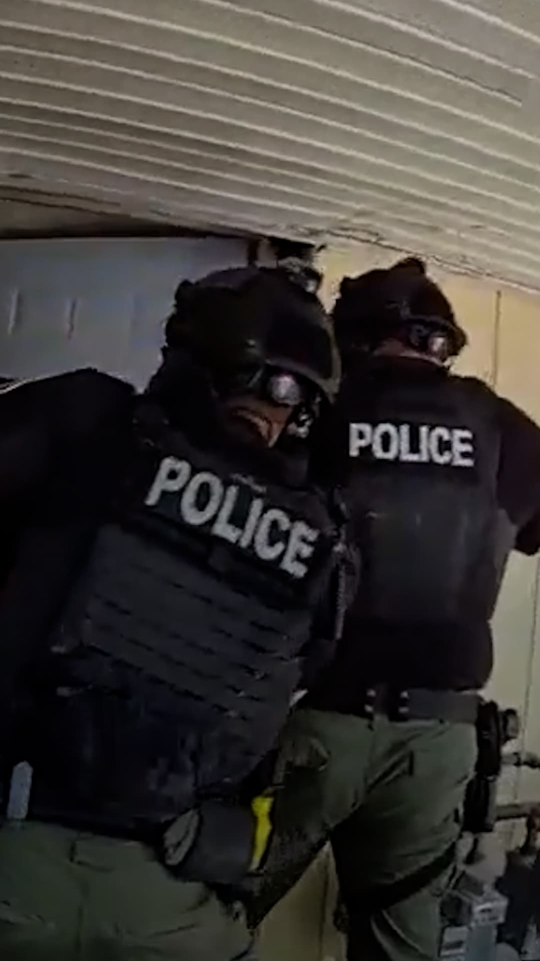 Un hombre murió tras abrir fuego contra agentes del SWAT que intentaban ejecutar una orden de registro en su vivienda