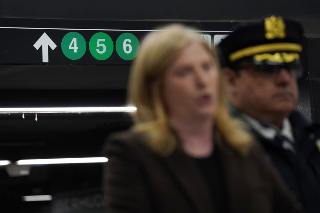 La Comisionada de la Policía de Nueva York fue quien identificó a Griffin, quien murió en un hospital, los 44 años. 
<br>El individuo, dijo, tenía 
<b>tres arrestos previos</b>.