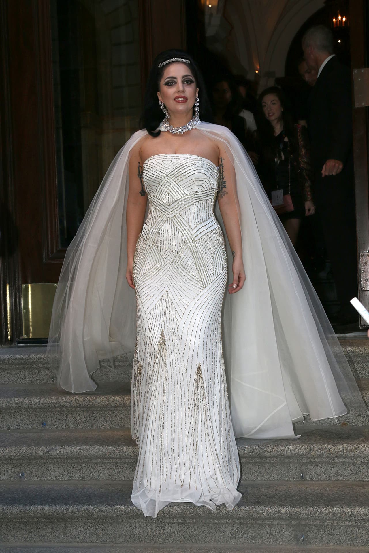 Era apenas Julio cuando la cantante se vistió de novia asesina (o algo así) para una presentación con Tony Bennett. Su maquillaje y el modelito un poco gótico nos inspiran cuatro meses después para disfrazarnos en la noche de brujas.