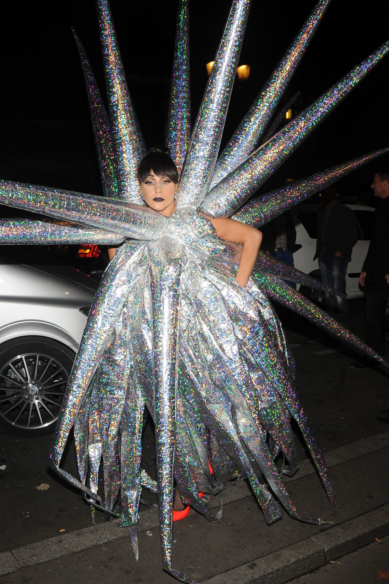 Ella sin duda prefiere acaparar todas las cámaras antes que estar cómoda. Este vestido (o lo que sea) de picos, ha sido uno de los atuendos más extraños que le hemos visto.