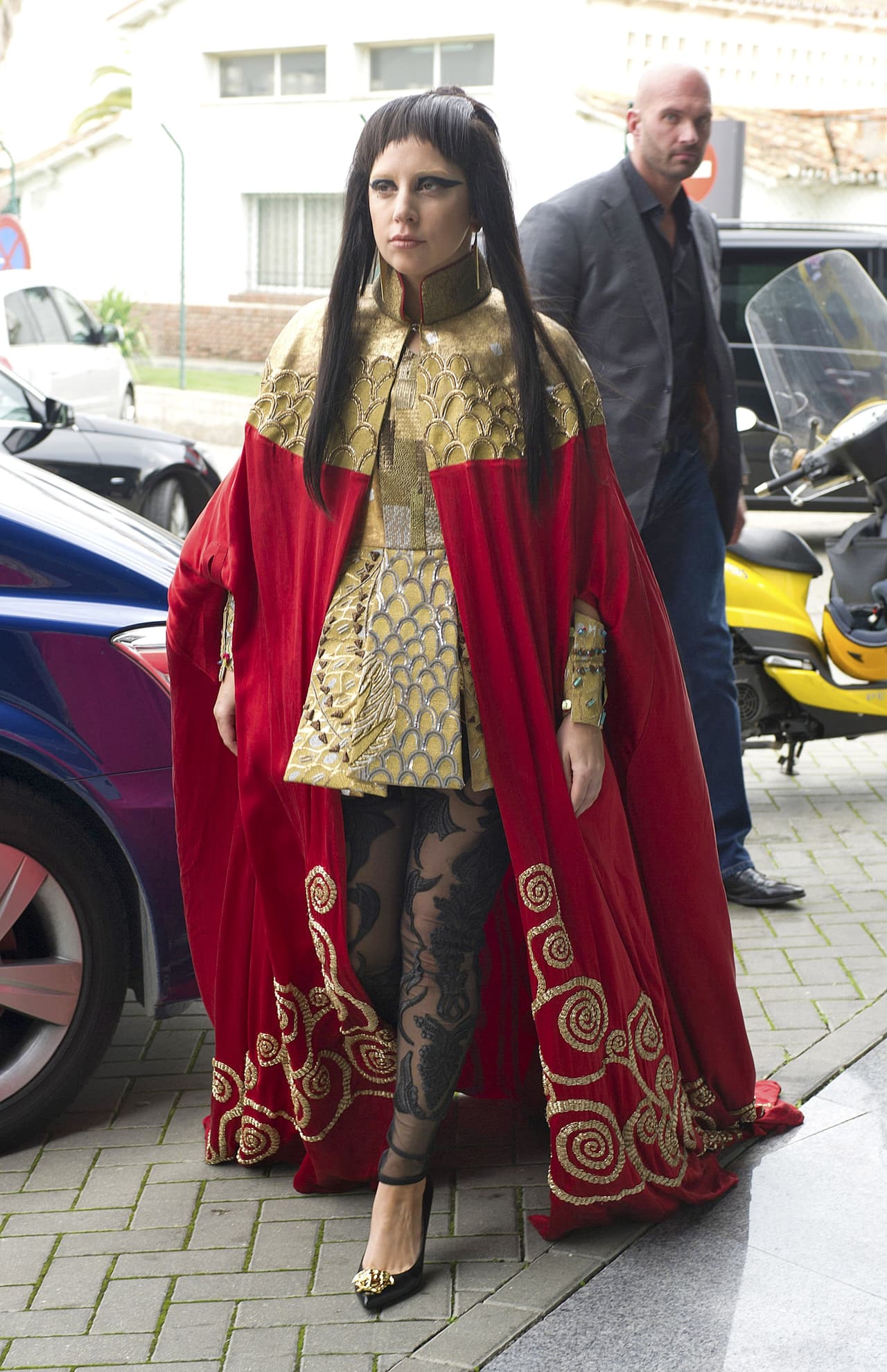 Ella sabe que las cámaras están en todos lados, por eso sus atuendos jamás pasan desapercibidos. Un día se vistió como Alejandro Magno o de una especie de personaje de la época medieval, pero un poco terrorífica.