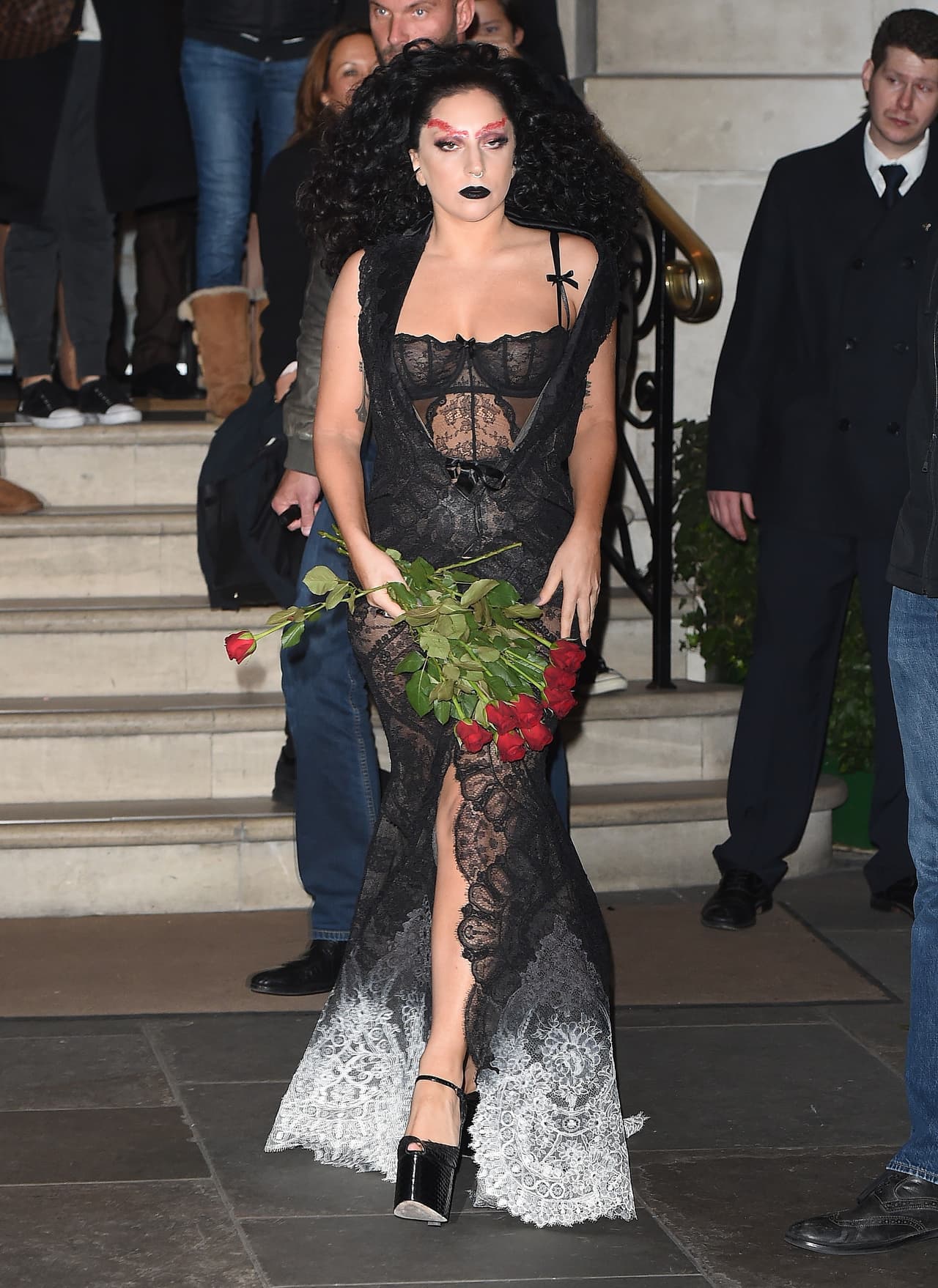 Ese maquillaje y atuendo tan 'darkly' nos hizo pensar que se dirigía a una fiesta de disfraces, aunque la verdad Halloween no estaba ni cerquita en el calendario.