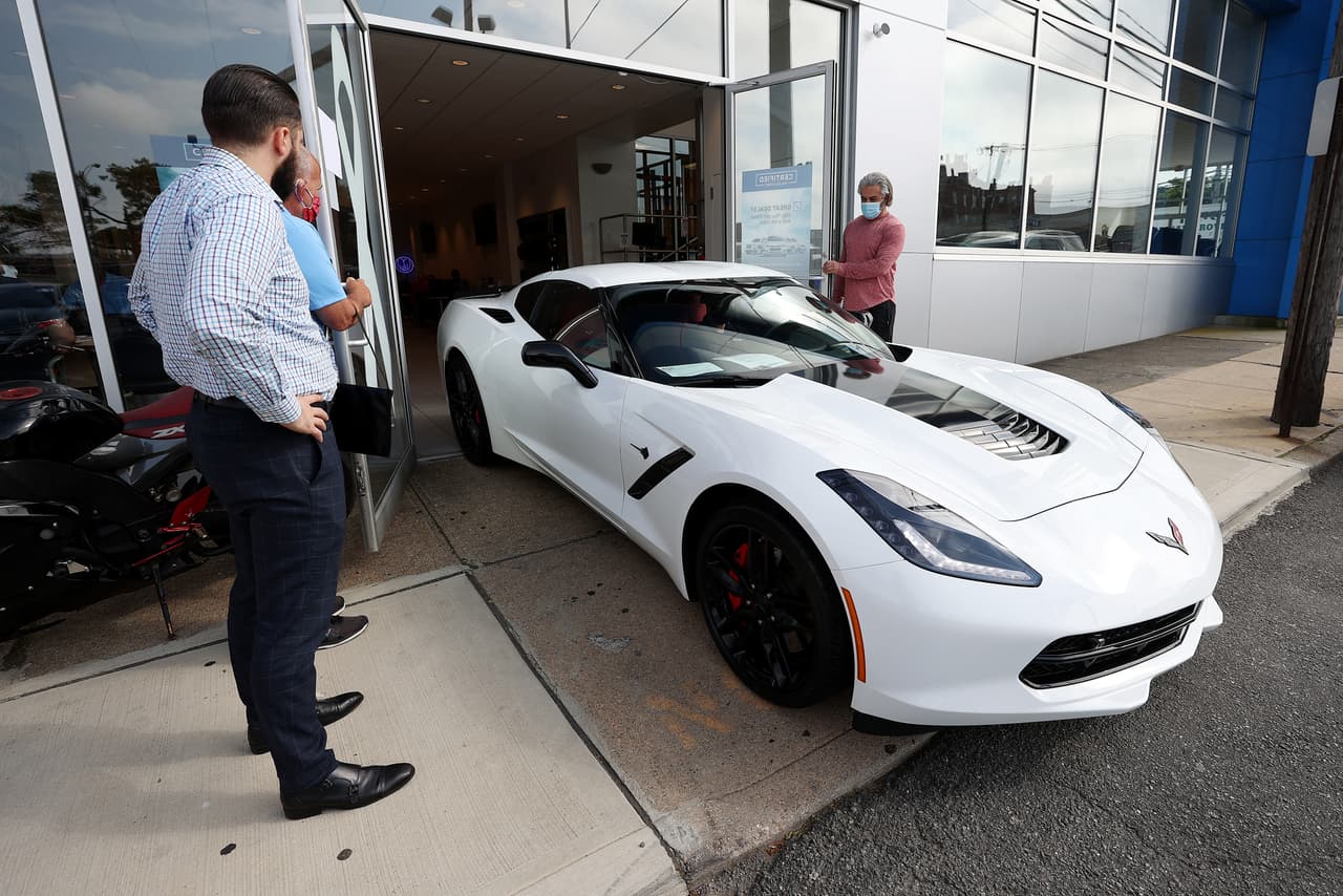 El vendedor de coches Robert Amendola muestra un Chevy Corvette a un cliente de East Hills Chevrolet en Freeport, Nueva York.