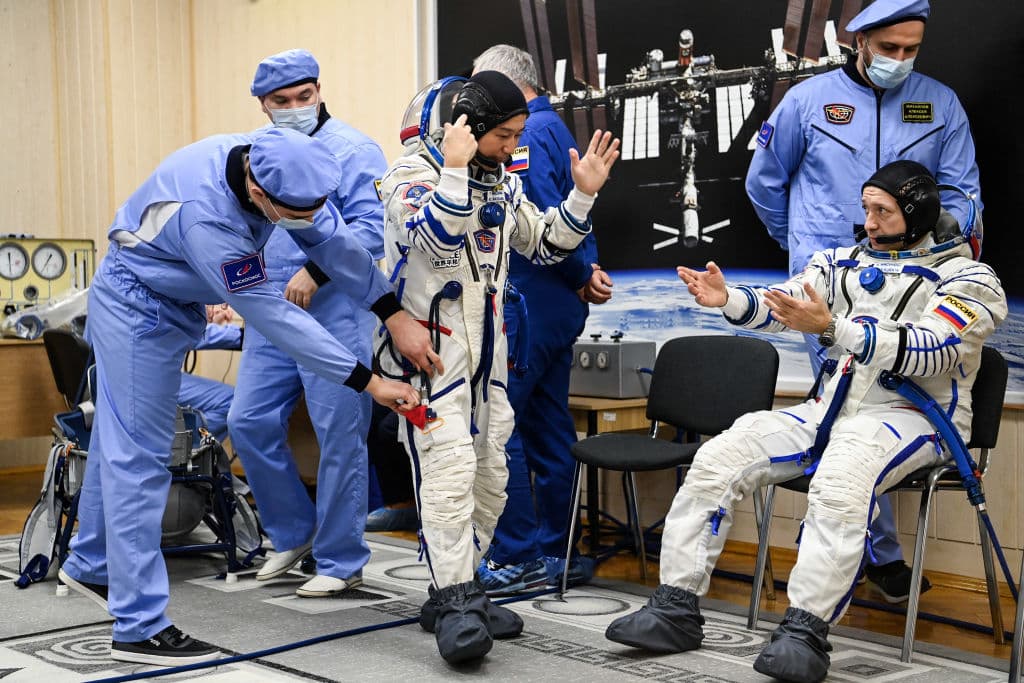 De madrugada, el millonario, su asistente y el cosmonauta Alexander Misurkin, que pilotará la nave Soyuz, dejaron su hotel con el sonido de una canción tradicional de la era soviética que suele reproducirse para todos los cosmonautas antes del despegue. "Los sueños se hacen realidad", tuiteó el millonario japonés este miércoles antes de salir.