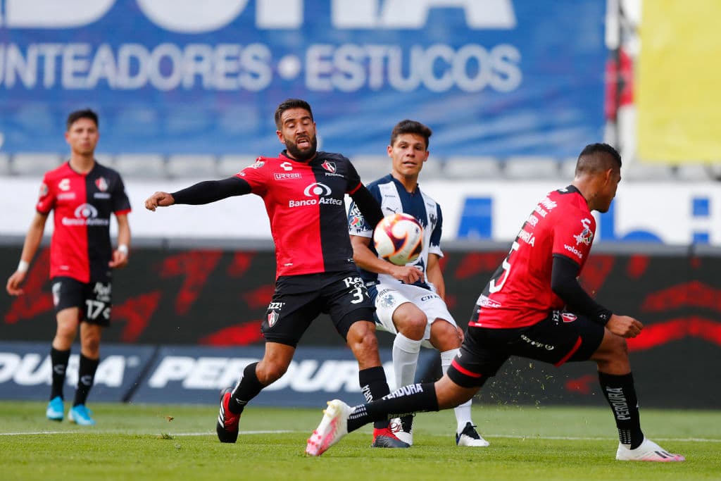 Javier Aguirre regresó al futbol mexicano ‘con el pie derecho’ venciendo a los rojinegros en el Jalisco. | Rogelio Funes Mori (1’, 45+2’) marcó doblete para la victoria de Rayados que se mostraron en buena forma al arranque del torneo del futbol mexicano.