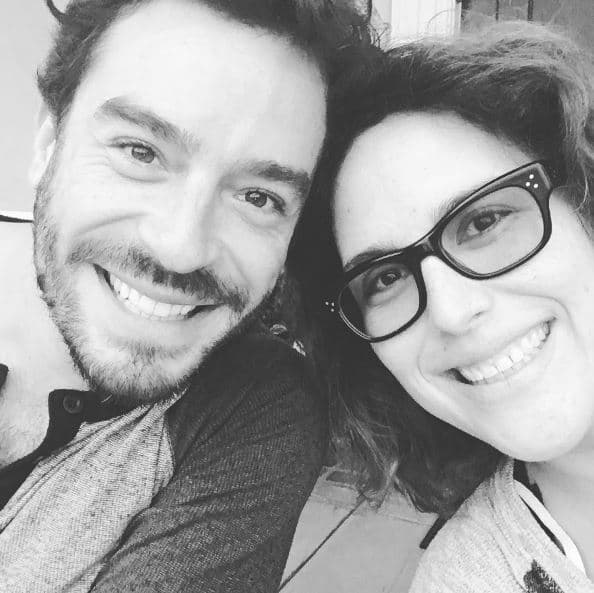 La multifacetica actriz Angélica Vale se muestra siempre natural y con gafas en sus redes sociales.