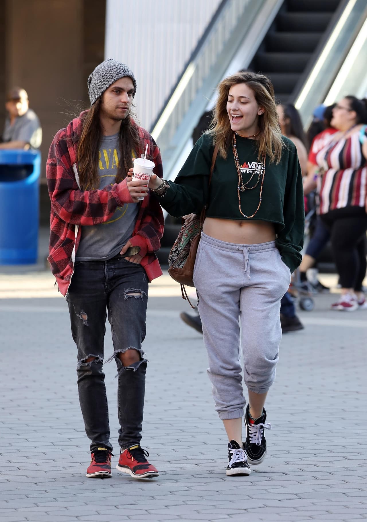 Paris parecía estar de buen humor mientras paseaba. Apenas unas horas antes se había reportado que la policía y servicios médicos de emergencia respondieron a una llamada que involucraba un intento de suicidio de Paris y que la joven fue trasladada al hospital.