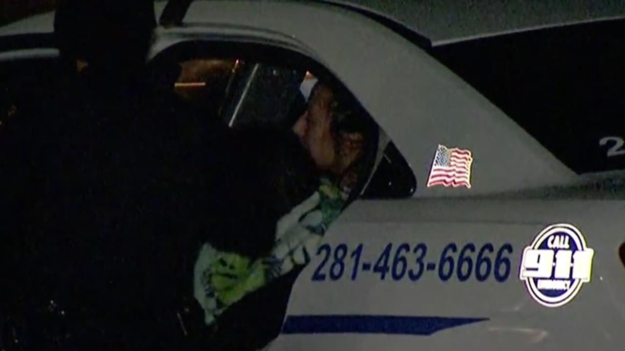 Arrestan a hombre atrincherado que tomó como rehén a su pareja e hija en el oeste de Houston