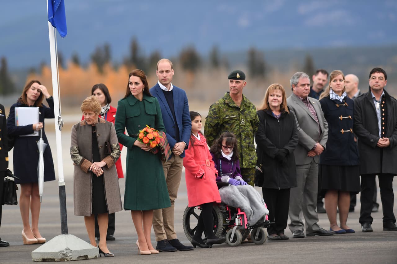 De nuevo la casa Hobbs hizo su aparición en las elecciones de la Duquesa. Este abrigo verde botella de bolsillos a los lados fue ideal para las celebraciones en Yukon.