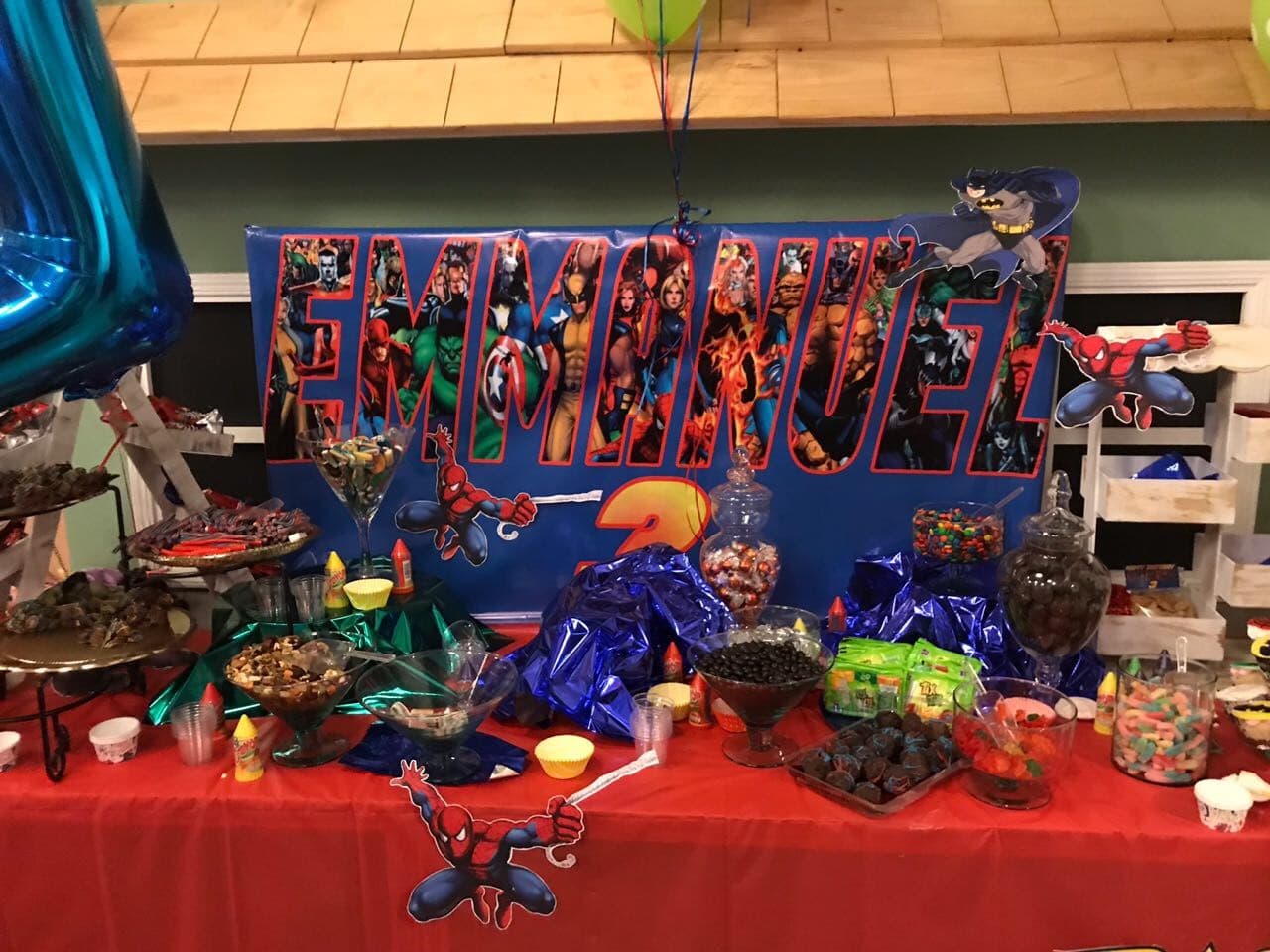 Ésta fue la mesa de dulces y regalos que disfrutaron los invitados.