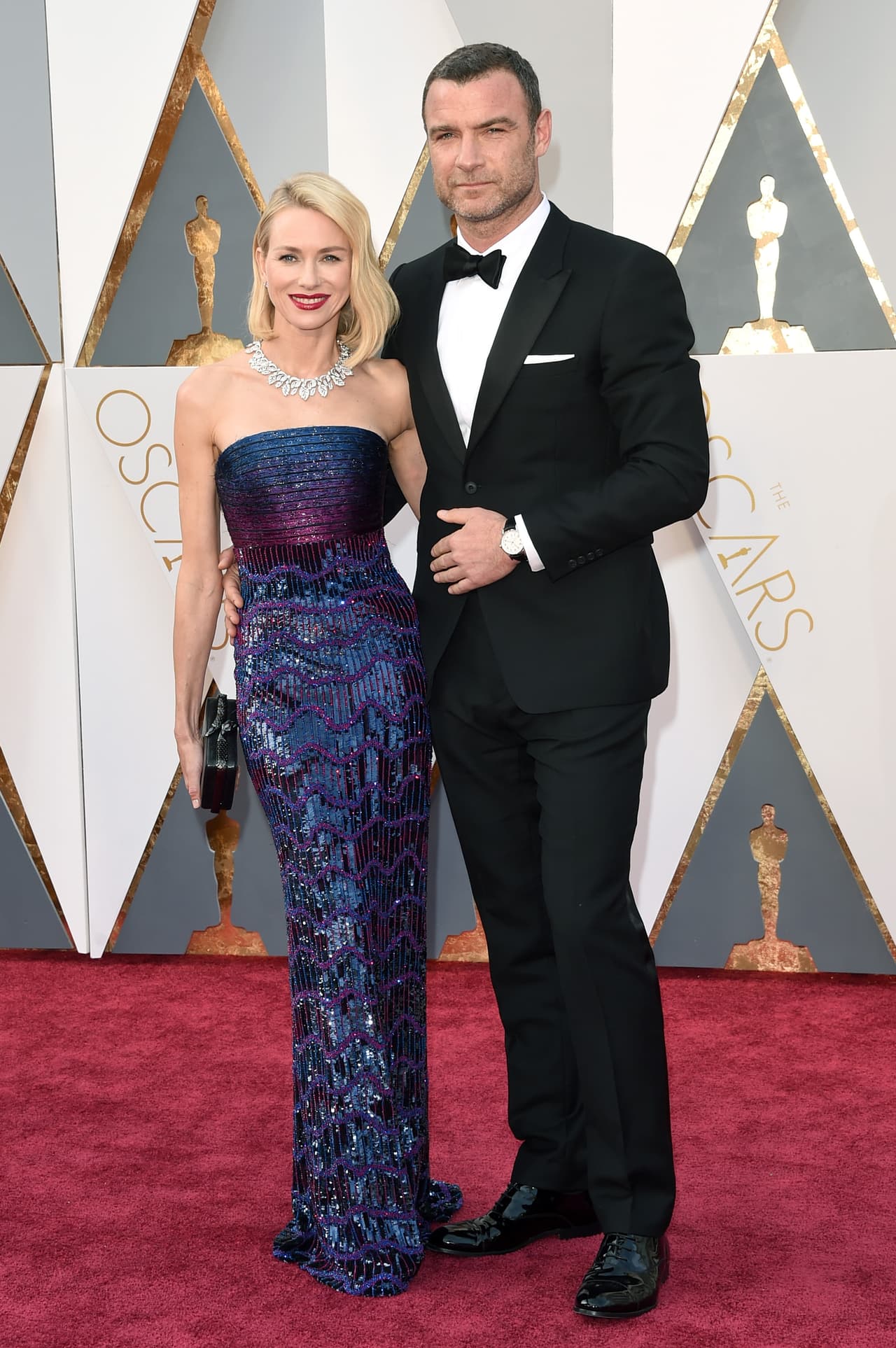 Naomi Watts, increíble en su Armani Privé junto a su esposo, Liev Scheiver.