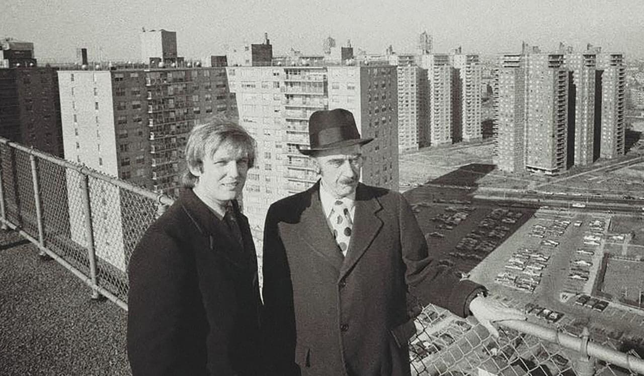 Donald Trump trabajó en la empresa de bienes raíces de su padre (junto a él en la foto) llamada 'Elizabeth Trump and Son', que arrendaba propiedades a familias de clase media en Nueva York.