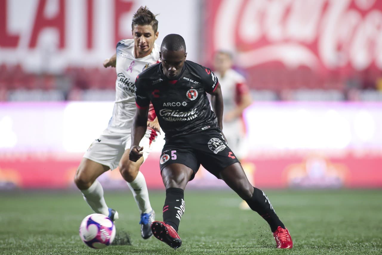 Los arqueros empiezan a ser rpotagonistas en el partido y evitan que haya gol en el partido.