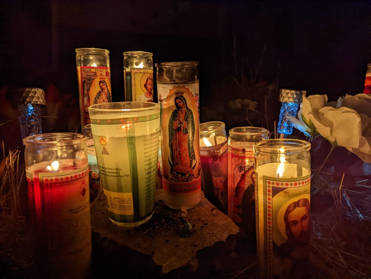 Entre los muertos hay 27 mexicanos, 14 hondureños, siete guatemaltecos y dos salvadoreños, indicó Francisco Garduño, jefe del Instituto Nacional mexicano de Migración. La cifra pudiera cambiar según vayan identificando las nacionalidades de los fallecidos. 13 sobrevivientes fueron llevados a seis hospitales de la zona y 
<a href="https://www.univision.com/noticias/edicion-digital/tenemos-esperanza-familiar-de-tres-jovenes-migrantes-que-siguen-desaparecidos-en-san-antonio-texas-video">algunos continúan en condición delicada. </a>