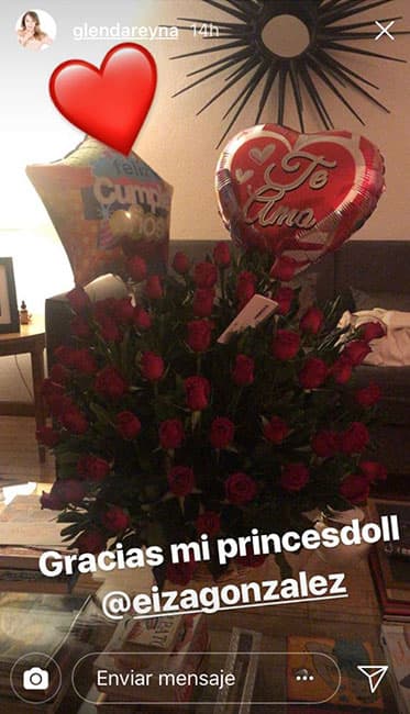 Y aunque la protagonista de 'Lola... Érase una vez' tuvo que renunciar a festejar el cumpleaños de su madre por codearse con íconos de la moda, como Donatella Versace, se hizo presente a la distancia con este hermoso ramo de rosas que Glenda presumió en sus redes sociales.