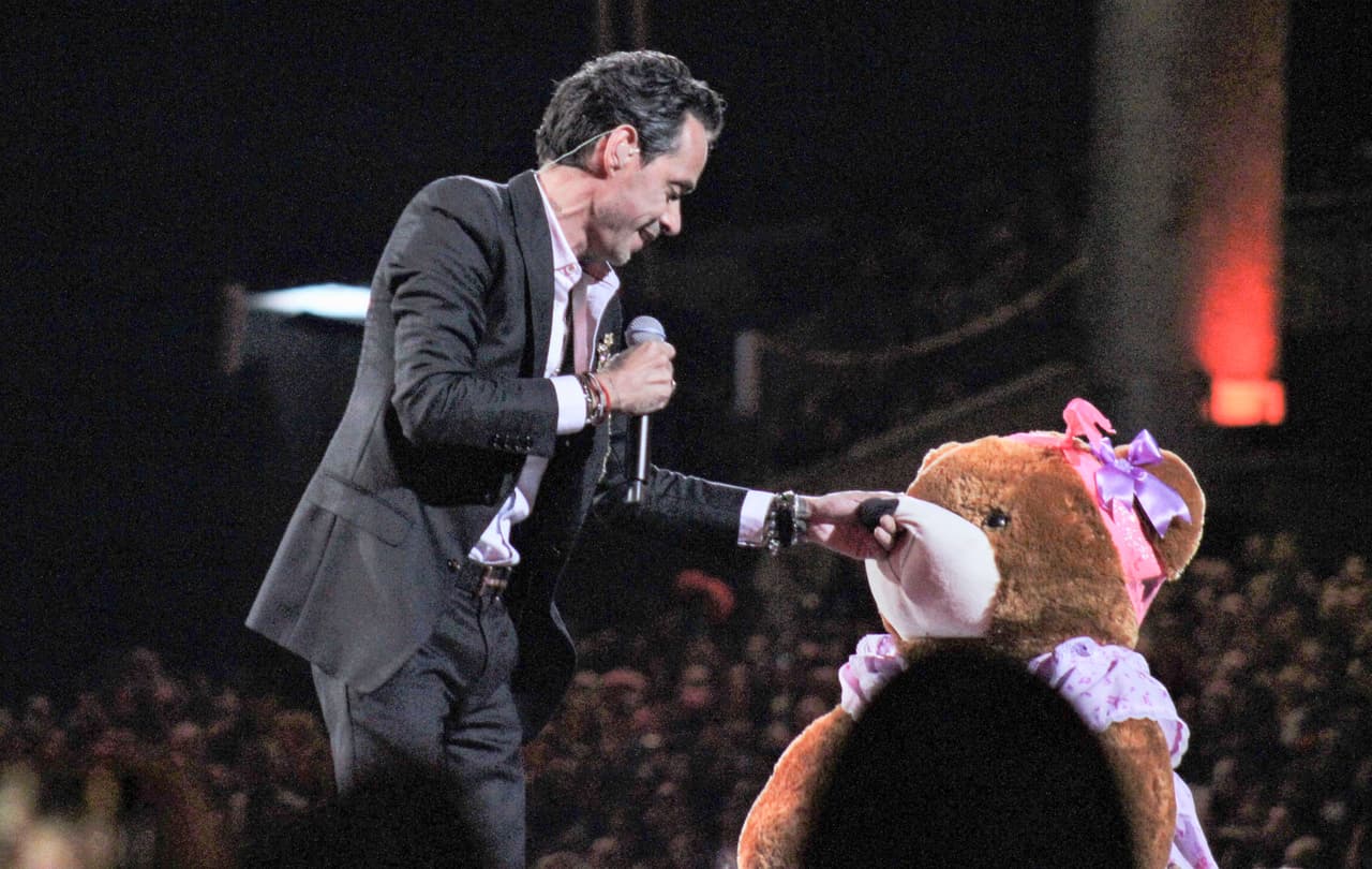 Mientras interpretaba el tema ‘Tu amor me hace bien’, una fan le obsequió este enorme oso de peluche.