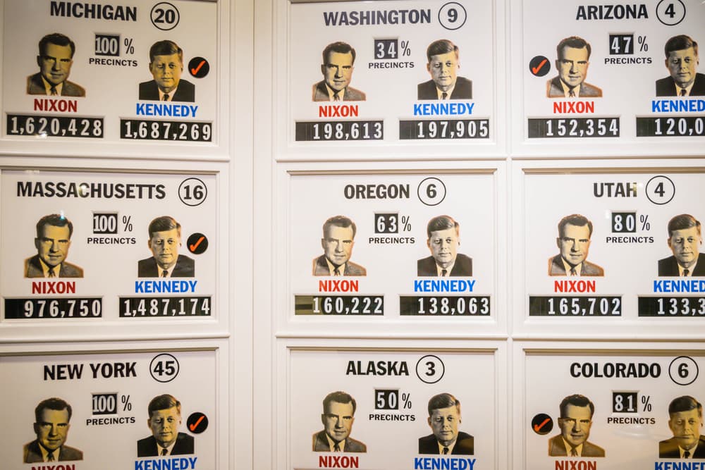 Por este motivo es que muchos han comentado que este nuevo periodo presidencial inicia rodeado de malas vibras y energías complicadas ya que otros mandatarios que han iniciado su gestión con “Luna vacía de curso” no terminaron de gobernar antes de tiempo como fue el caso de John F. Kennedy y Richard Nixon.
<br>