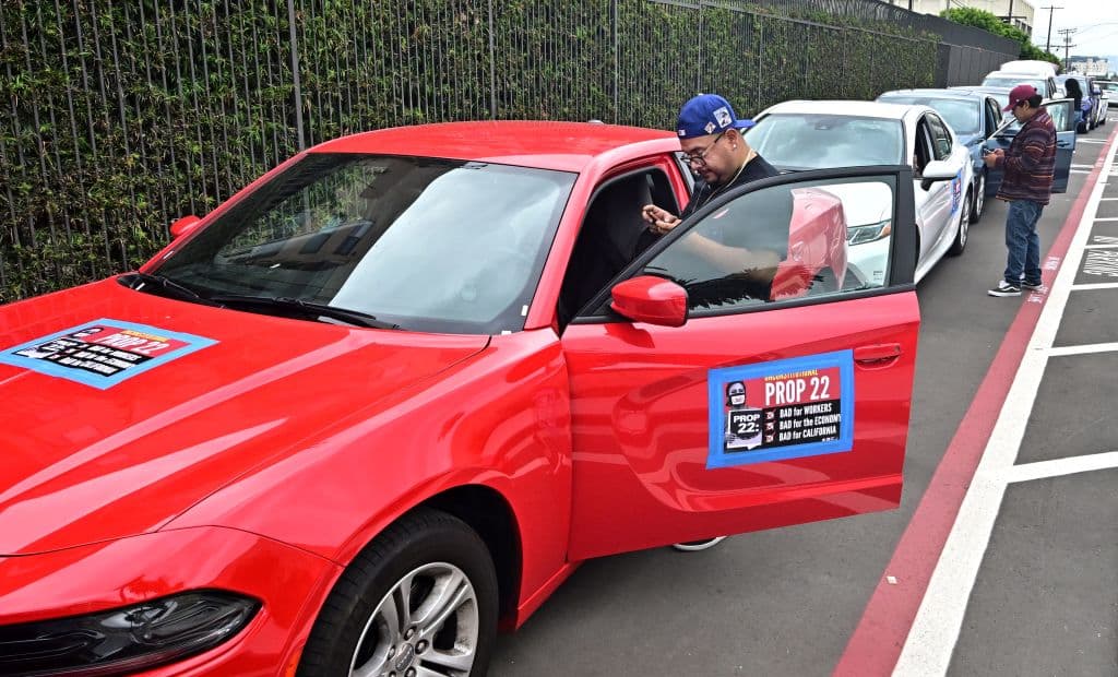 Conductores de Uber, Lyft y Doordash protestaron contra la Propuesta 22, la cual revisa la Corte Suprema de California este martes 21 de mayo del 2024. La ley, aprobada por los votantes, clasifica a los conductores de la economía informal como contratistas independientes en lugar de empleados de pleno derecho.