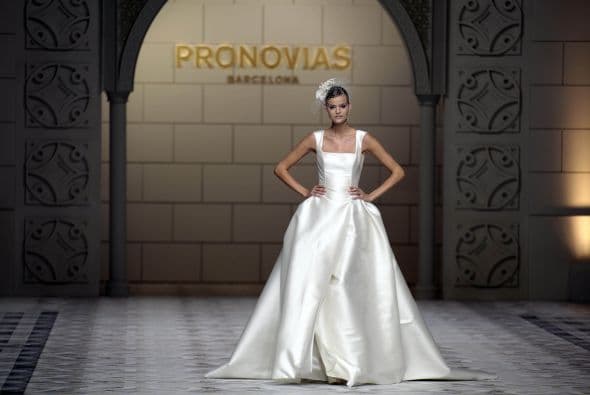 Las telas satinadas también se hicieron presentes como en este modelo con la parte de arriba ajustada para remarcar la cintura.