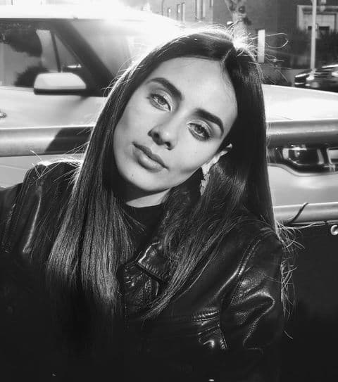 Aunque Pimentel decidió deshacerse de su larga melena deseando que le ofrecieran "otro tipo de papeles", lo que llegó, al menos al principio, fueron críticas muy duras y el rechazo en la industria.
<br>