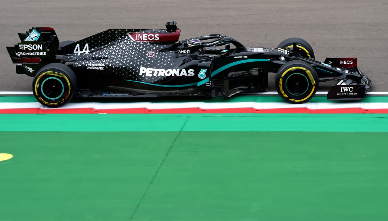 Lewis Hamilton se lleva el primer lugar en el Gran Premio de Emilia Romagna. El mexicano Sergio Pérez tuvo oportunidad de quedarse con un lugar en el podio pero Valtieri Bottas y Ricciardo fueron los pilotos ganadores. El equipo de Mercedes Benz queda campéon de constructores 2020.