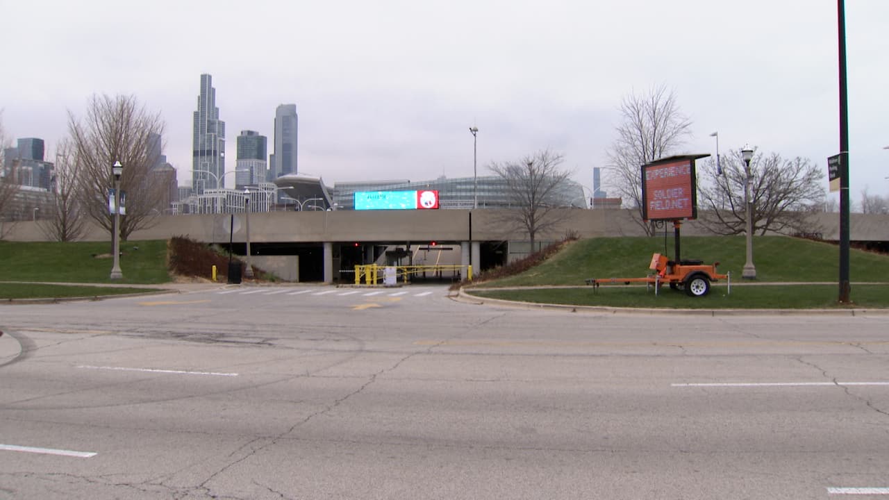 Está ubicado en la parte superior del Waldron Deck del estadio, así como en el estacionamiento sur.