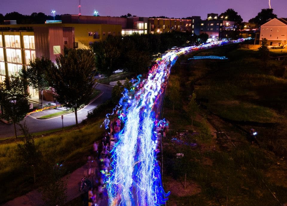 <b>Evento</b>: Atlanta Beltline Lantern Parade
<br>
<b>Fecha</b>: 11 de mayo
<br>
<b>Lugar</b>: Atlanta BeltLine Corridor in Adair park. 1052 Allene Ave SW. Atlanta, GA. 30310
<br>
<b>Sitio web</b>: 
<a href="https://art.beltline.org/events/lantern-parade/">https://art.beltline.org/events/lantern-parade/</a> 
<br>
<br>El Atlanta BeltLine Lantern Parade reúne a miles de personas, cientos de linternas y algunos títeres de linternas realmente grandes para una velada festiva de creatividad, comunidad y magia.