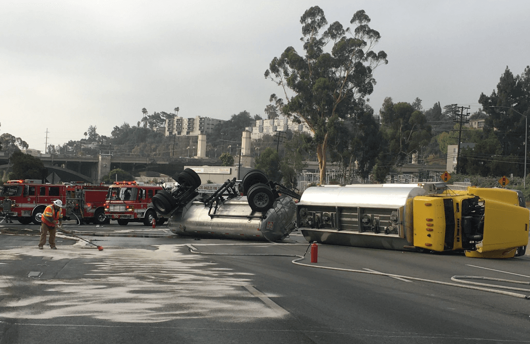 Por volcadura de camión con carga de gasolina cierran la autopista 5 cerca de Griffith Park 