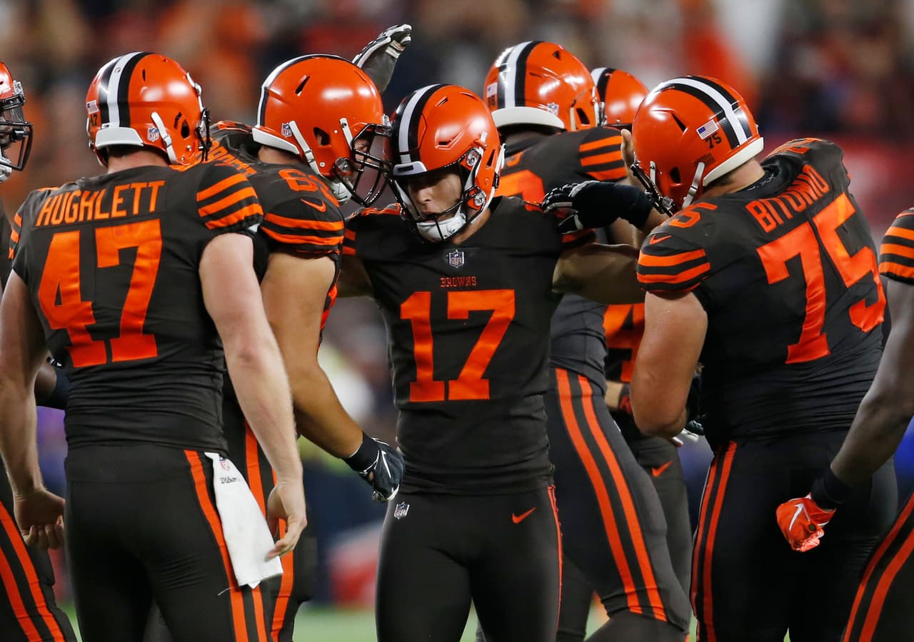 Y por lo menos en sus dos primeras series ofensivas Mayfield guió a los Browns a dos goles de campo de su nuevo pateador (17) Greg Joseph y se acercaban 14-6.